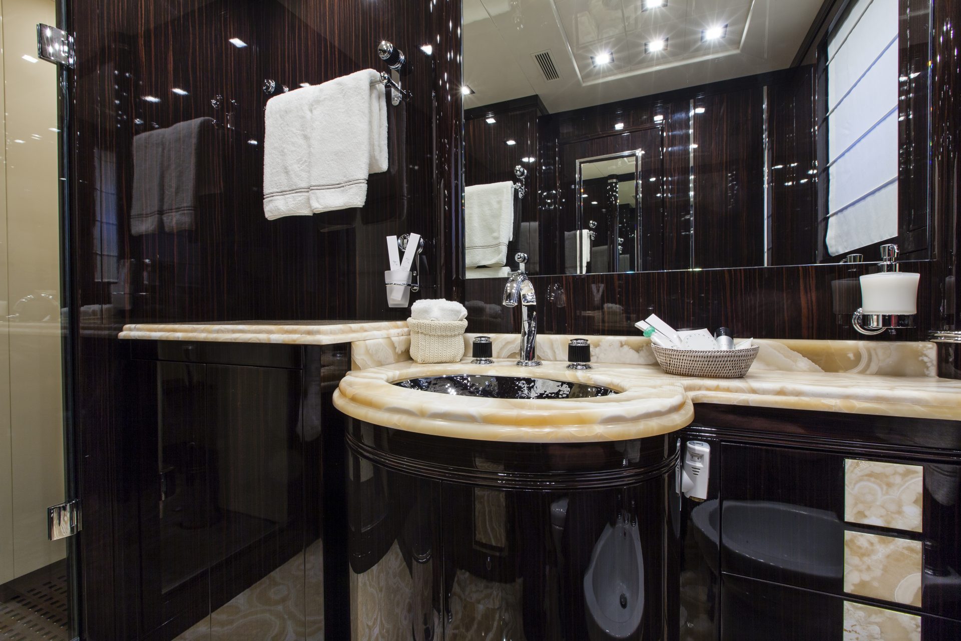 Bagno di lusso su yacht Mangusta con finiture eleganti.