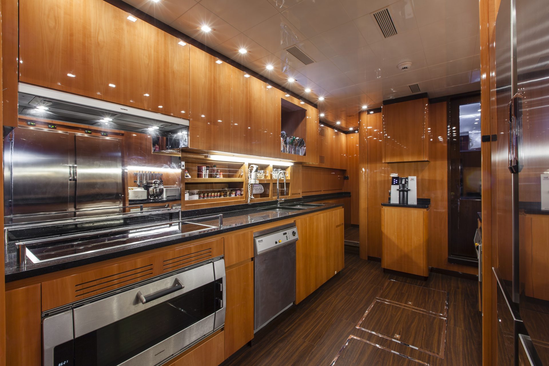 Cucina di lusso su yacht Mangusta con legno e acciaio.