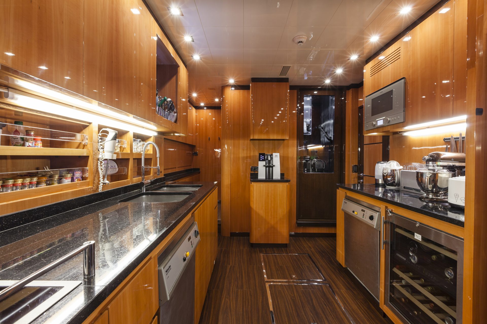 Cucina lussuosa a bordo di un Mangusta Yacht