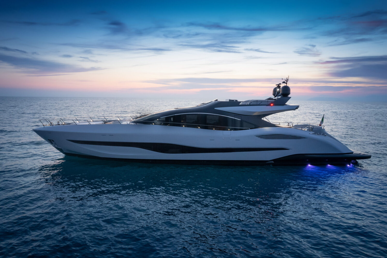 Yacht Mangusta al tramonto, design elegante sull'acqua.