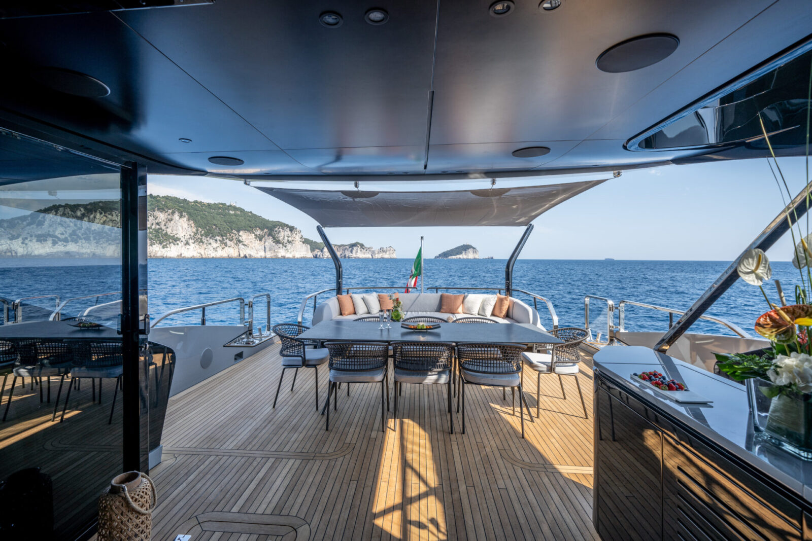 Terrazza Mangusta Yachts con vista sul mare.