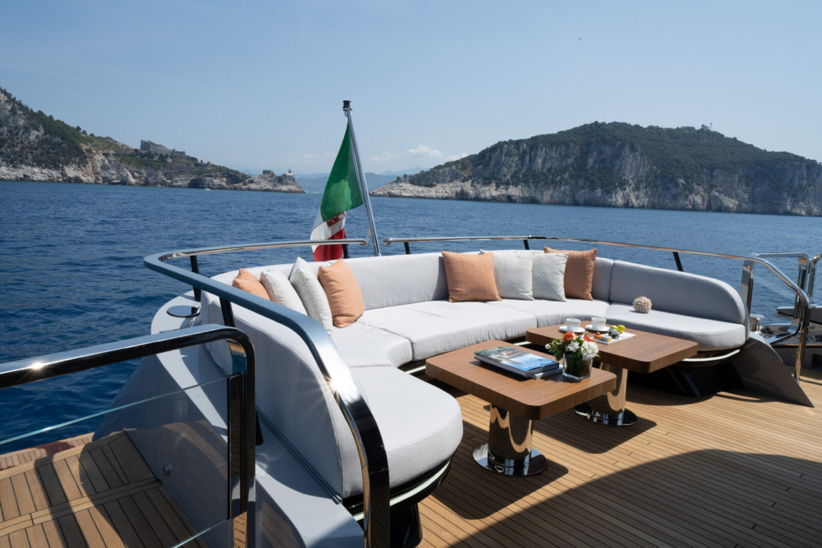 Yacht Mangusta, ponte con vista mare e comfort eleganti.