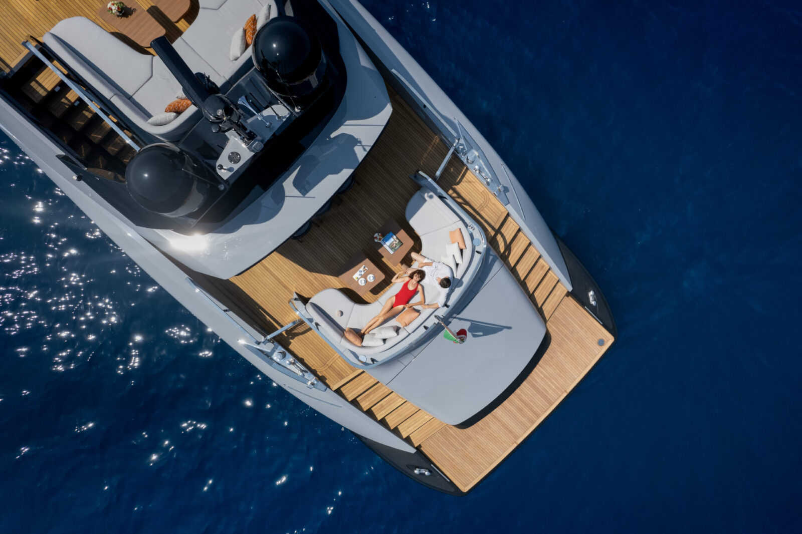 Relax su Mangusta Yachts in mare aperto.