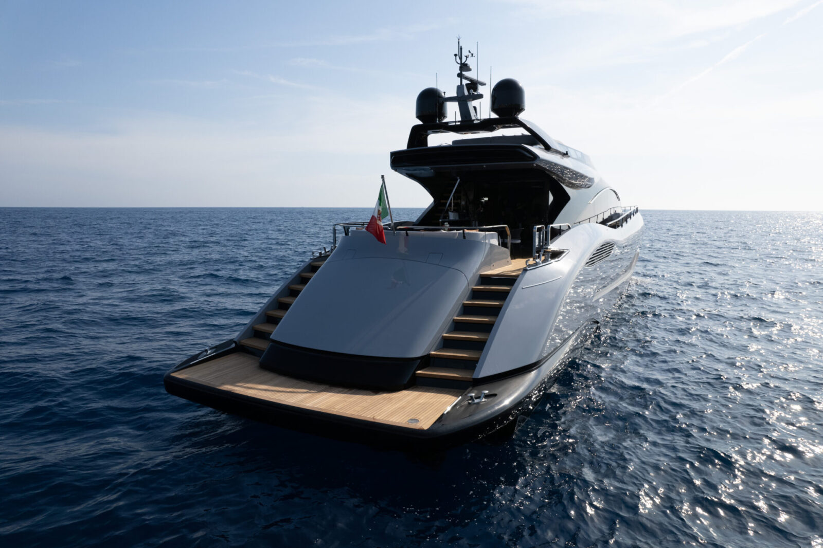 Yacht Mangusta in navigazione sul mare.