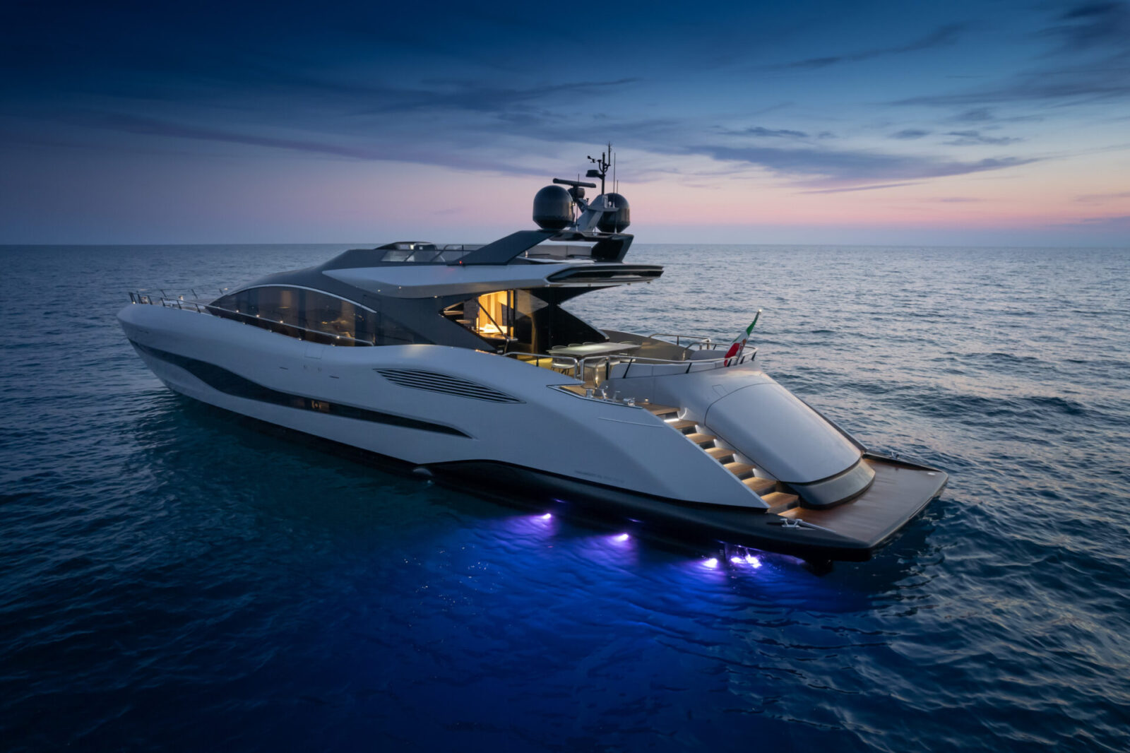 Yacht Mangusta al tramonto, eleganza e innovazione.