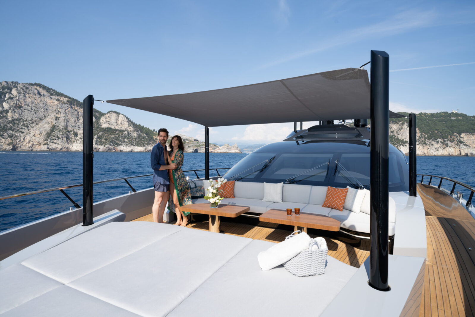 Coppia su Mangusta Yacht con vista mare e tendalino.