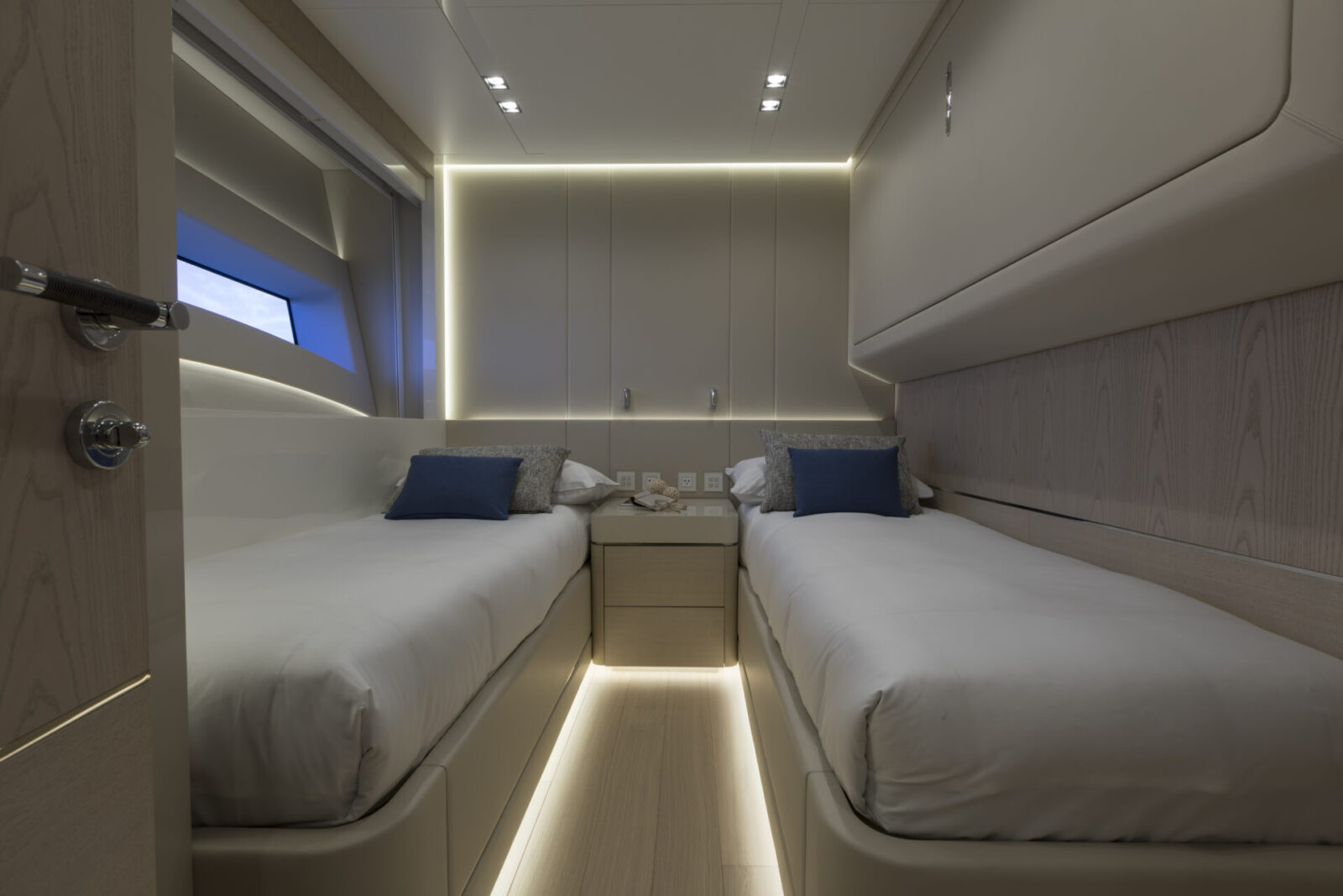 Luxury twin cabin in Mangusta yacht.