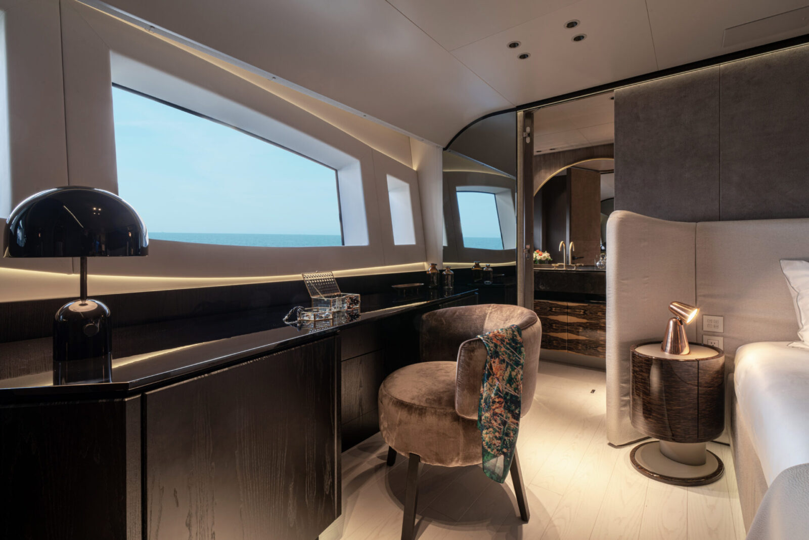 Interni eleganti cabina Mangusta Yachts con vista mare.