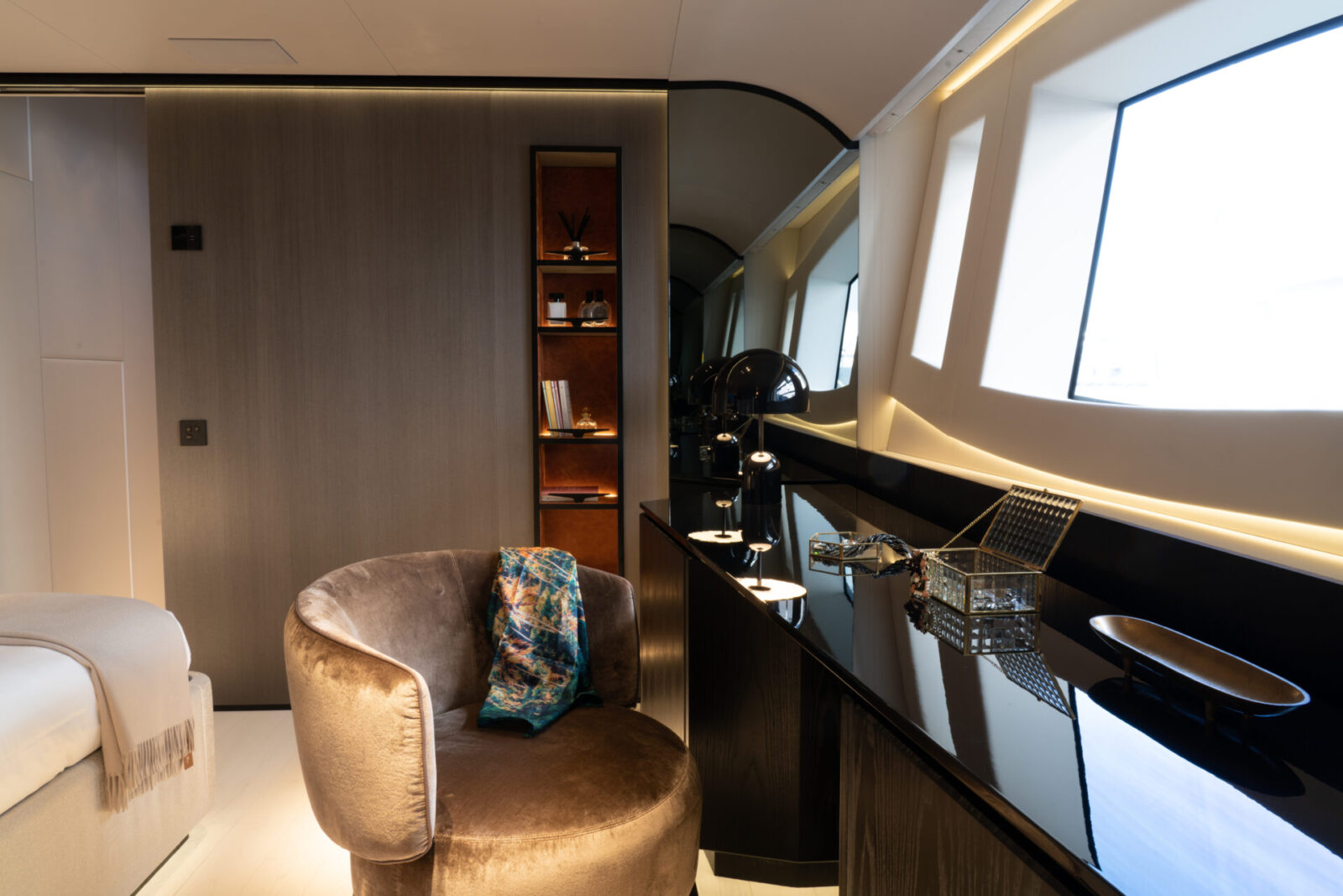 Interni raffinati di una cabina Mangusta Yachts.