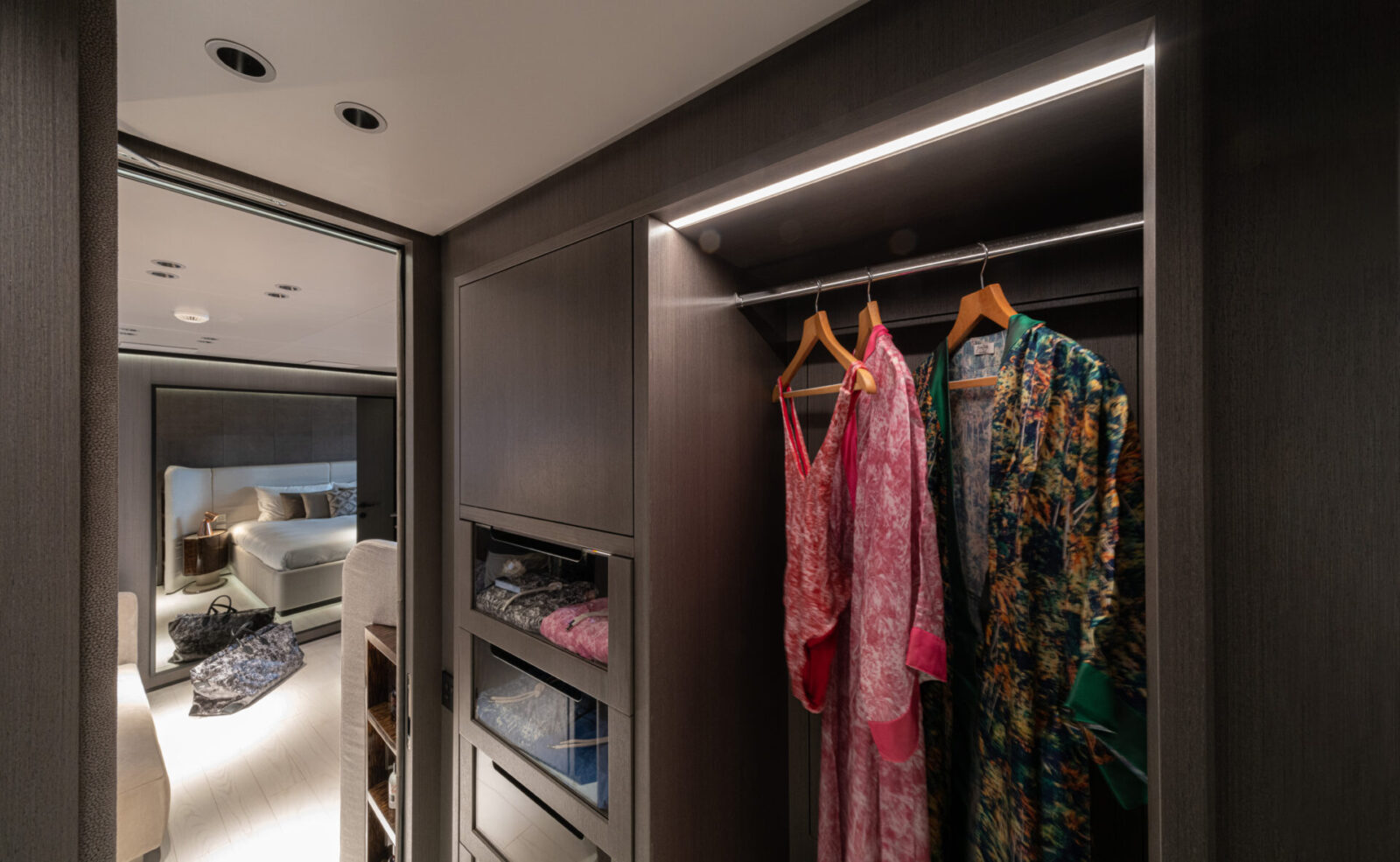 Cabina armadio di lusso Mangusta Yachts con kimono