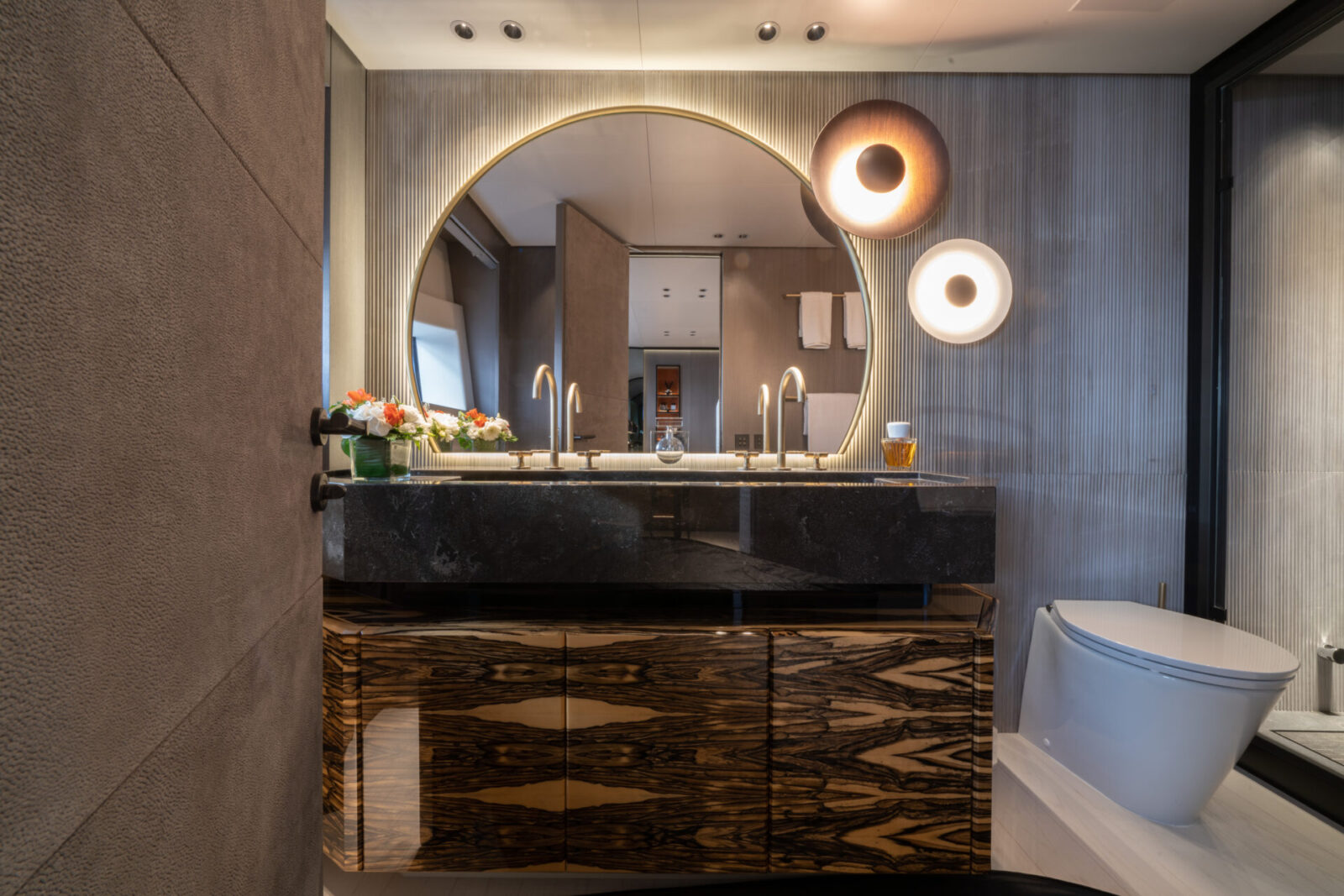 Bagno di lusso yacht Mangusta, lavabo e specchio rotondo.