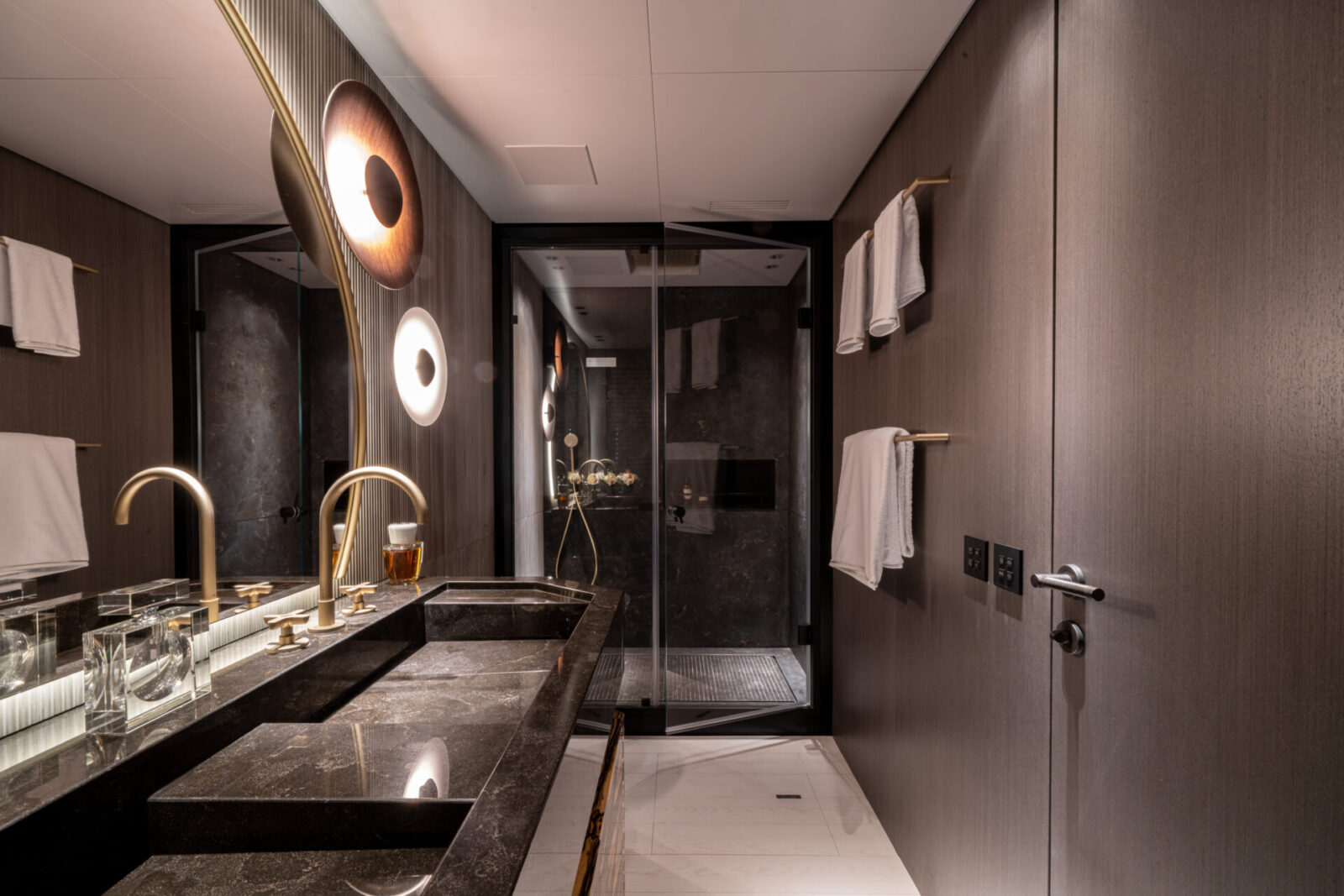 Bagno di lusso yacht Mangusta con lavabo moderno.