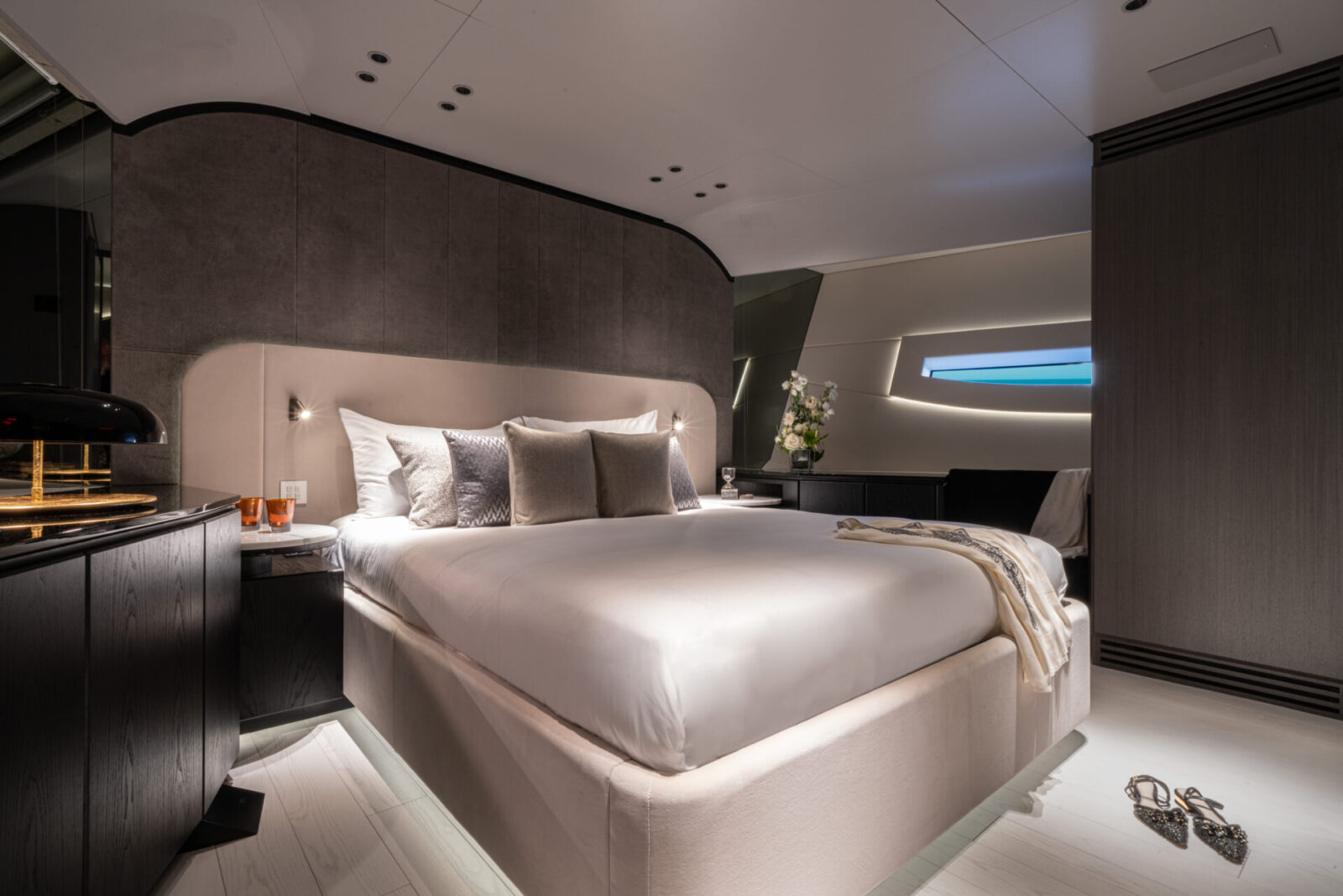 Camera da letto lussuosa a bordo di Mangusta Yachts.