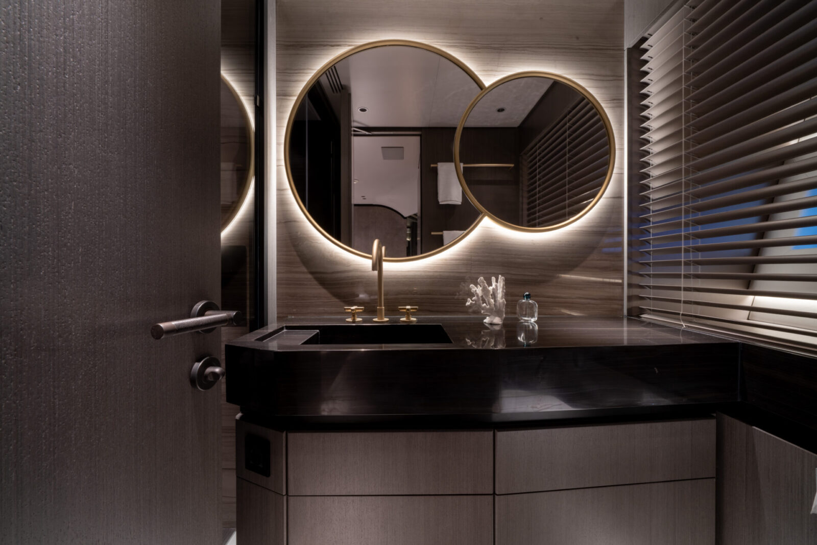 Bagno moderno yacht Mangusta con specchi elegantemente illuminati.