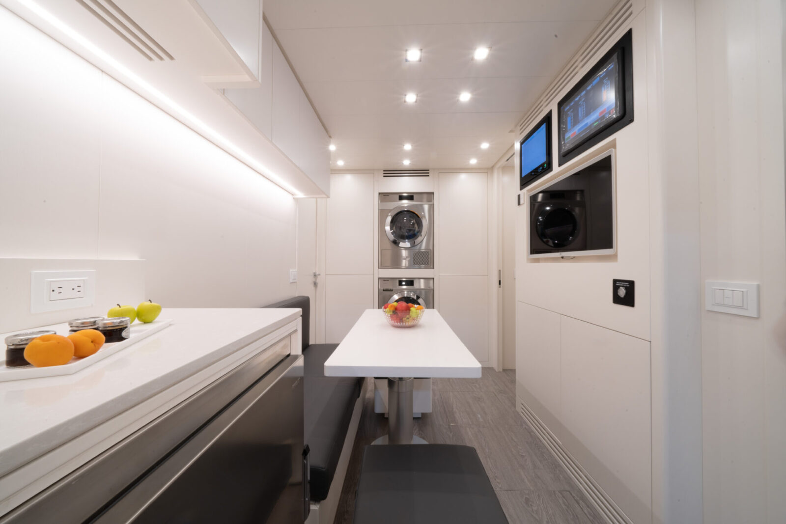 Cucina elegante yacht Mangusta con tavolo e elettrodomestici.