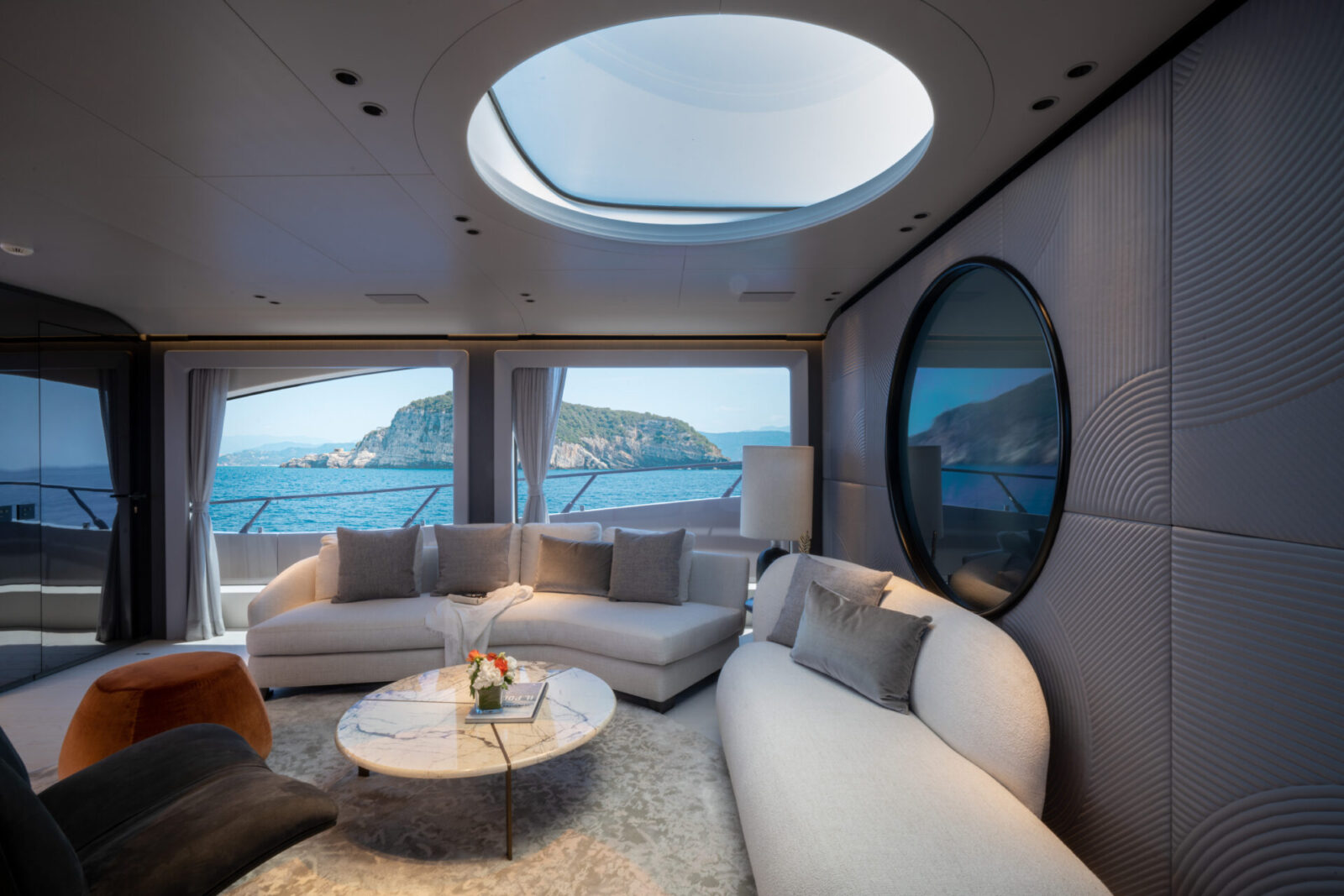 Salone di lusso su yacht Mangusta con vista mare.