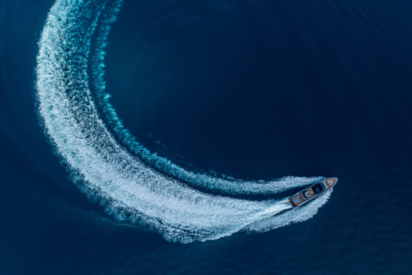 Mangusta Yacht in virata su acque blu profonde