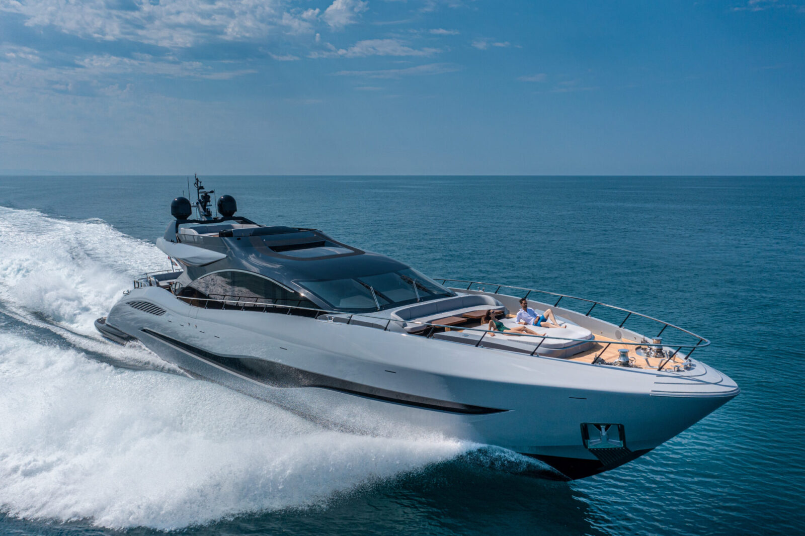 Yacht Mangusta velocità in mare aperto.