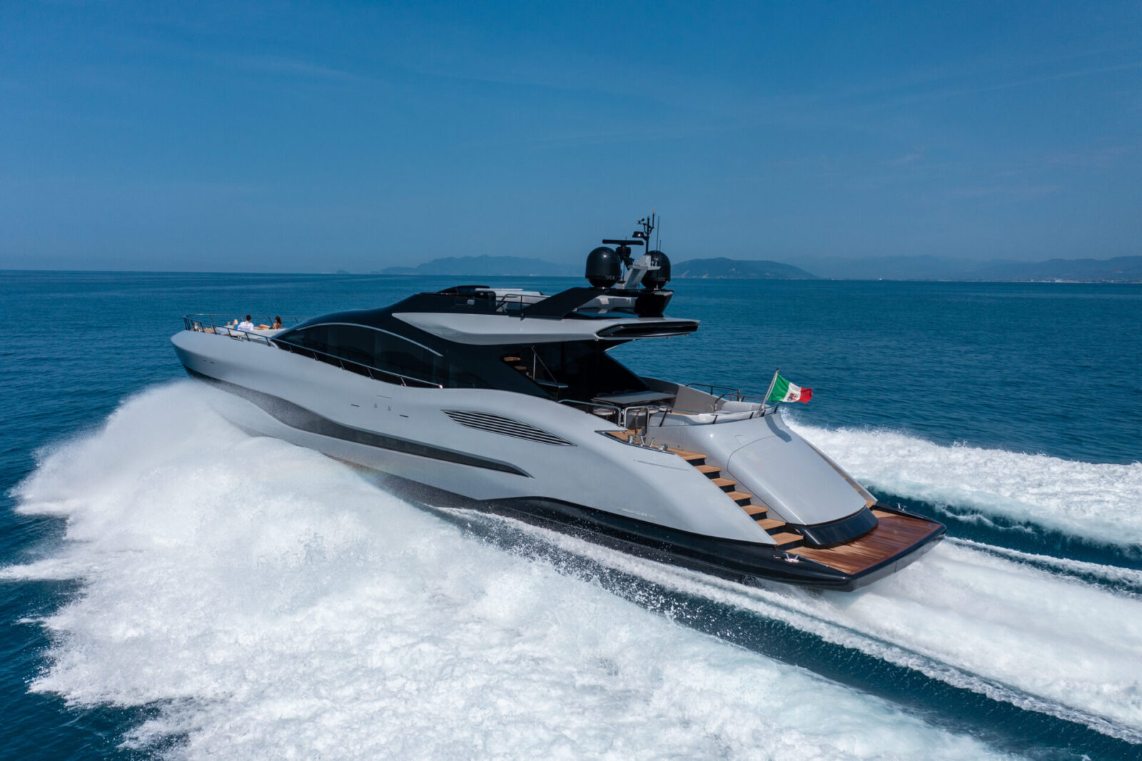 Yacht Mangusta sfrecciante in mare aperto