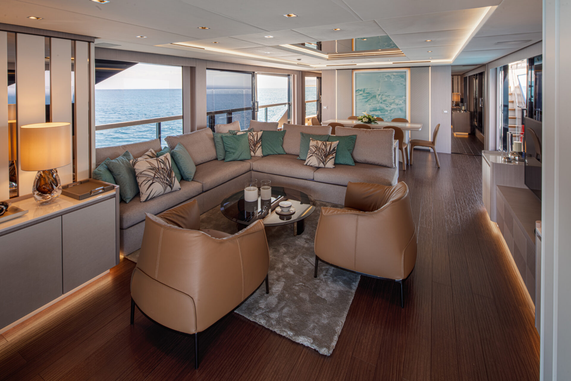 Salone di lusso su Mangusta Yachts con vista mare.