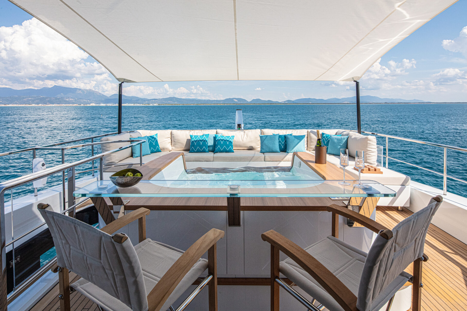 Ponte relax su yacht Mangusta con vista mare.