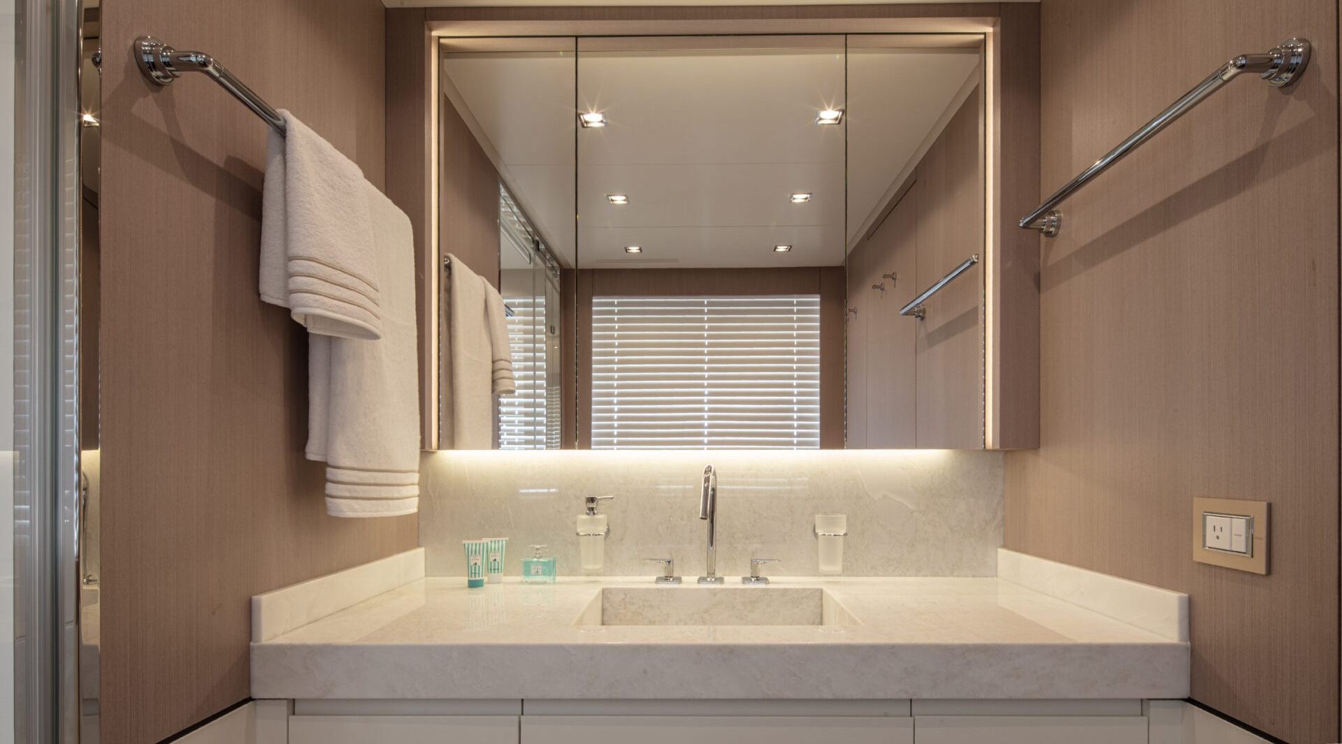 Bagno elegante a bordo di uno yacht Mangusta