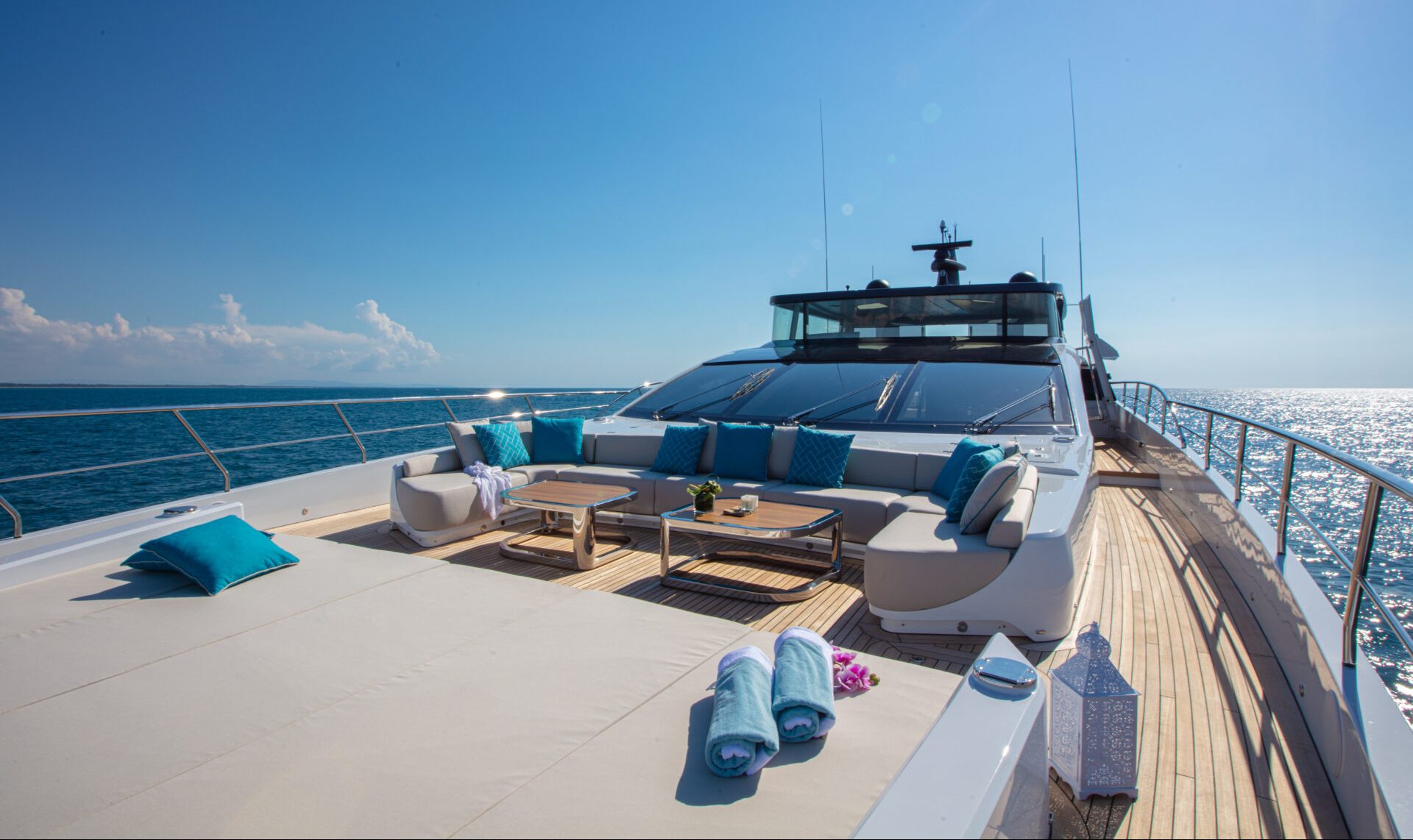 Sundeck di lusso su yacht Mangusta al mare