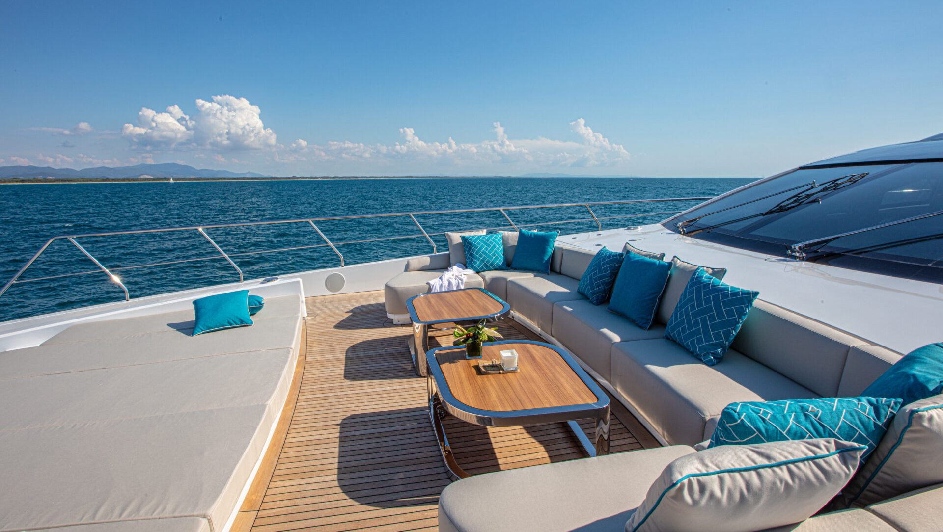 Soggiorno esterno a bordo di uno yacht Mangusta