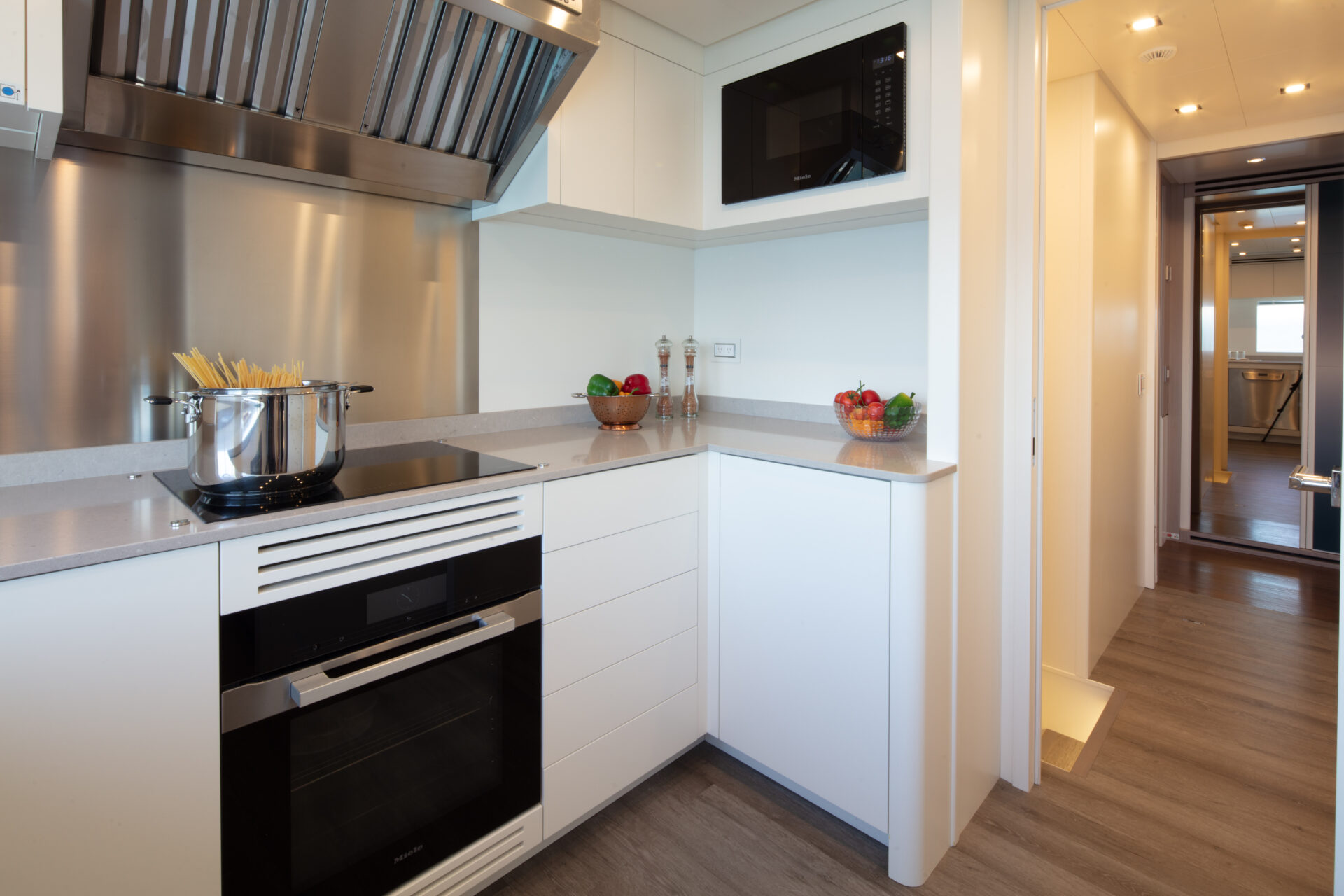 Cucina moderna su yacht Mangusta con piano cottura elegante