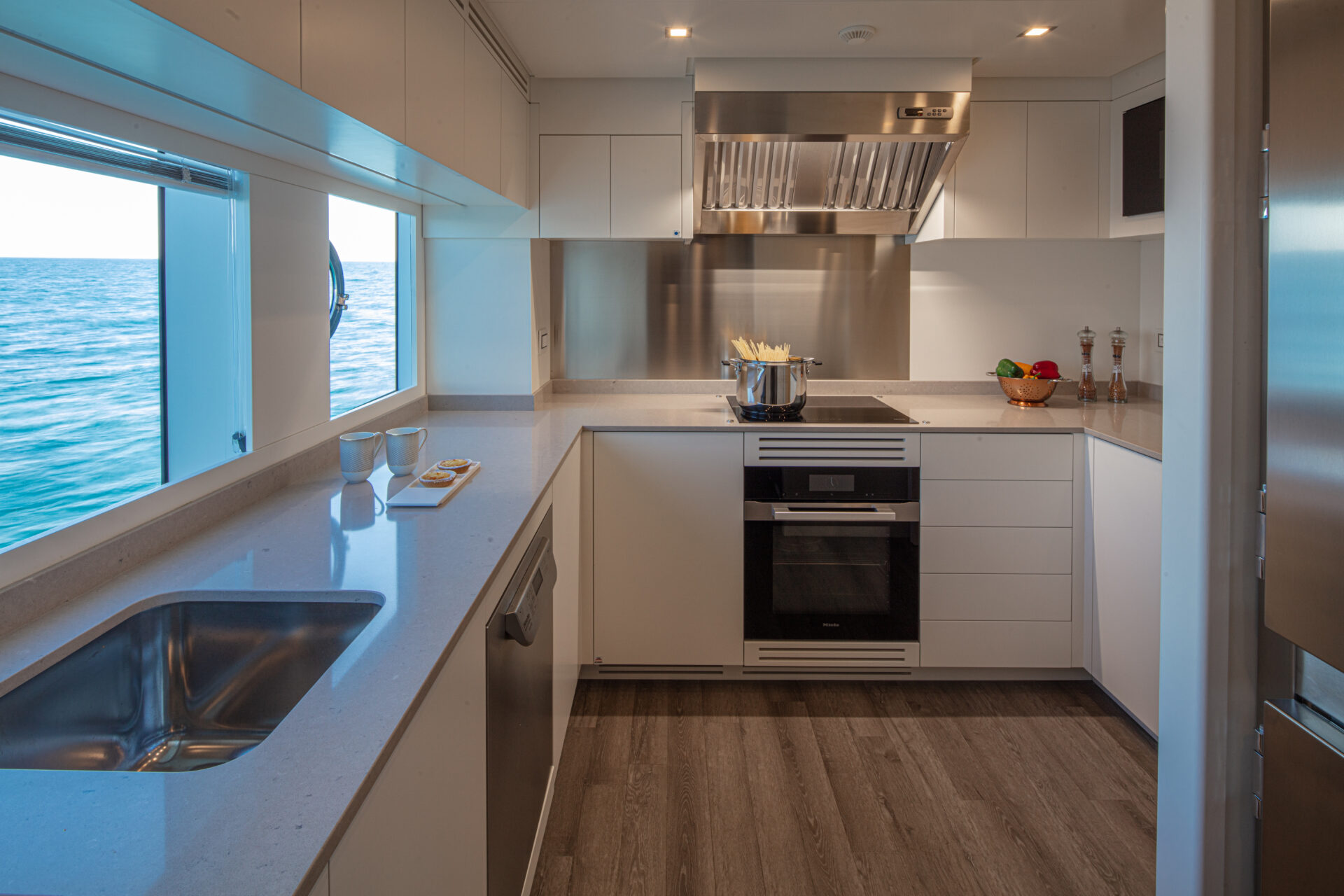 Cucina moderna su yacht Mangusta con vista mare