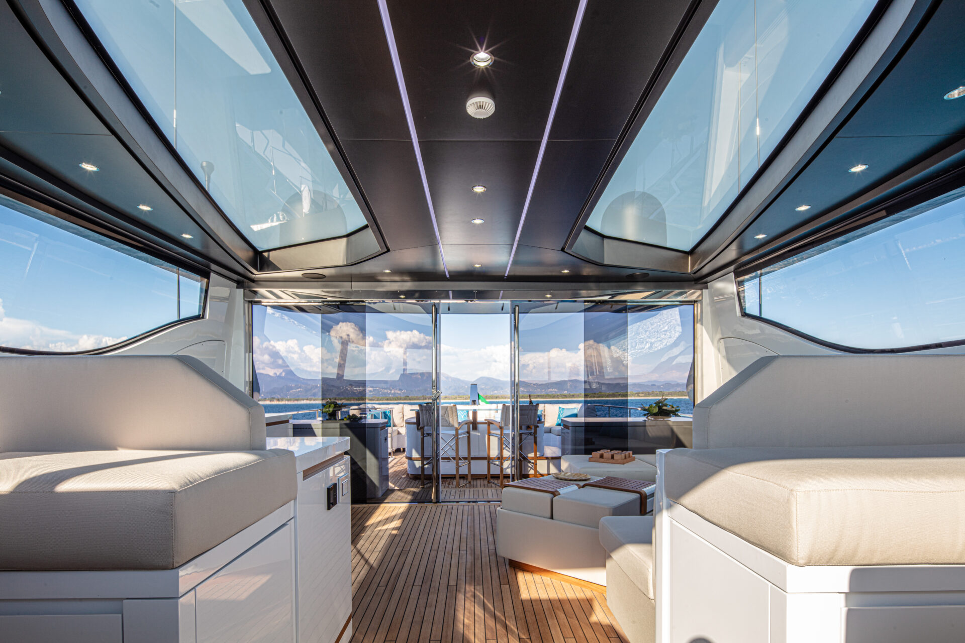 Interni lussuosi Mangusta Yachts con vista oceano