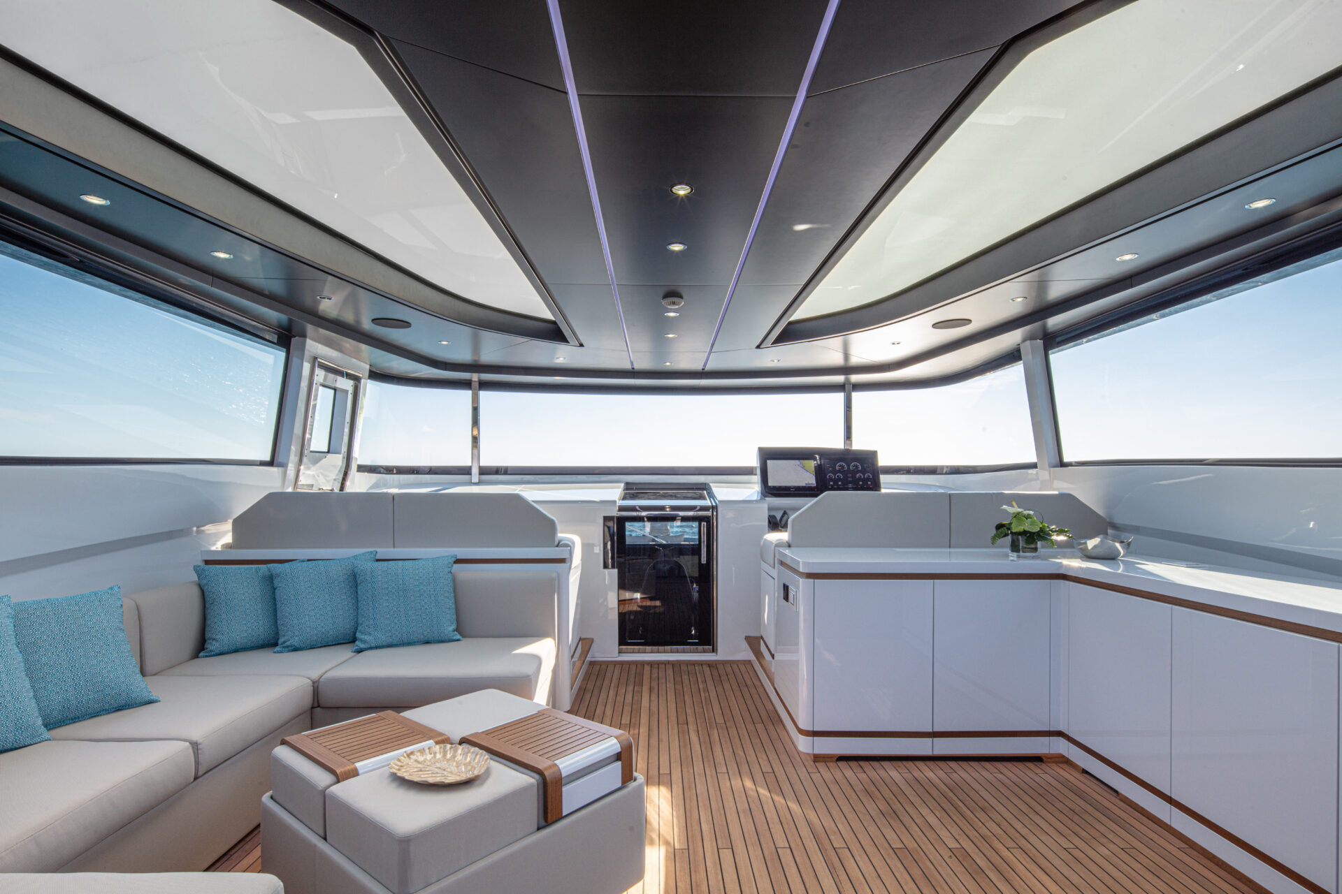 Interni lussuosi di Mangusta Yachts con ampio salotto