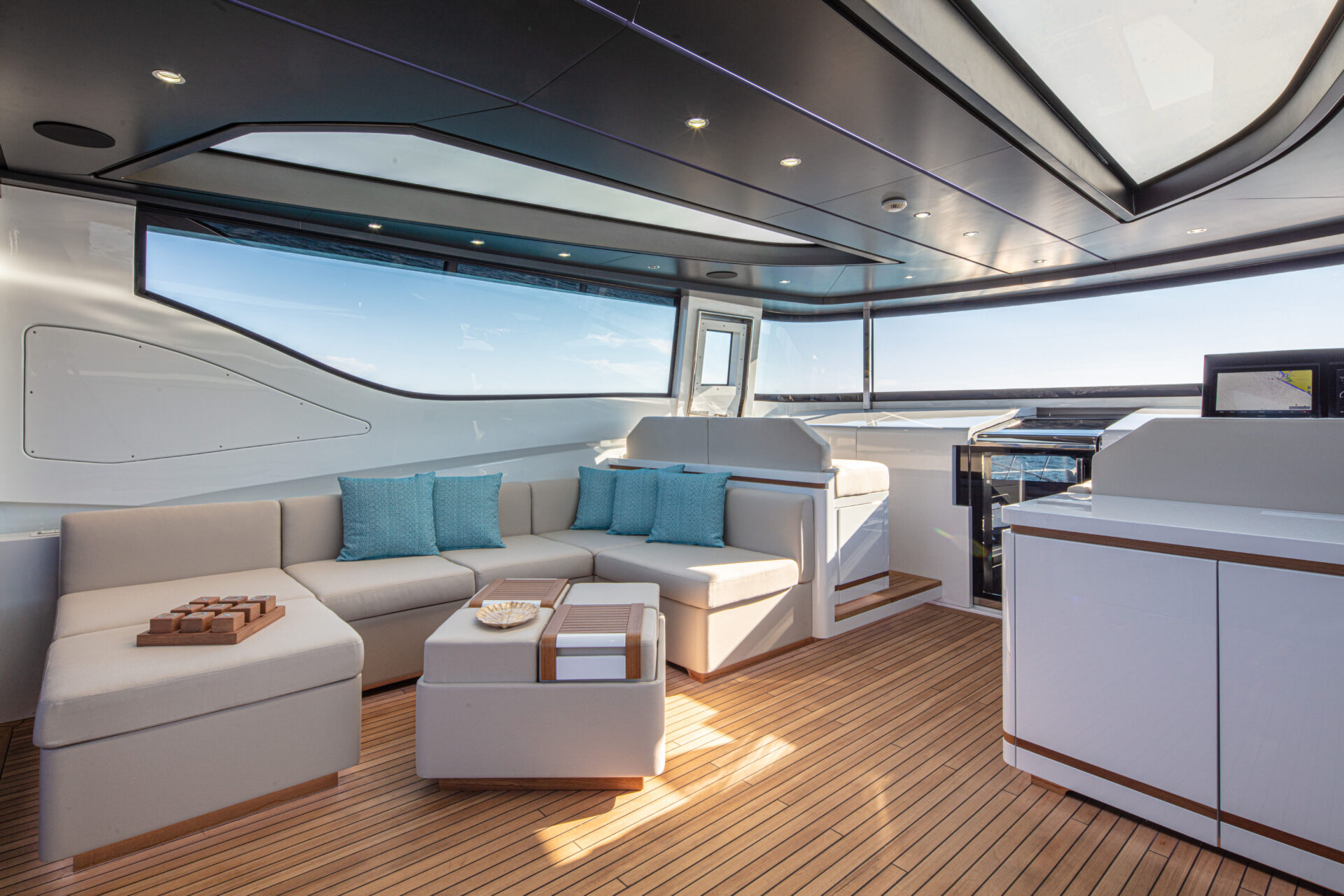 Lounge lussuosa su Mangusta Yachts con vista mare