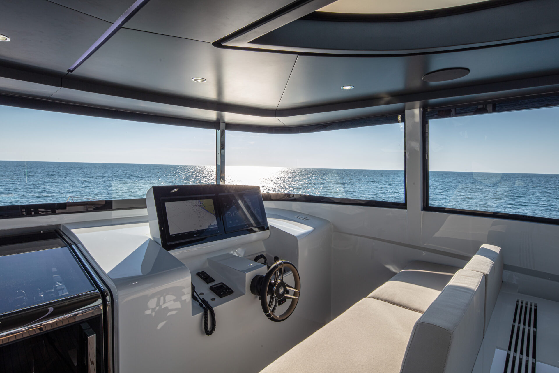 Cabina di pilotaggio yacht sul mare, console e schermo.