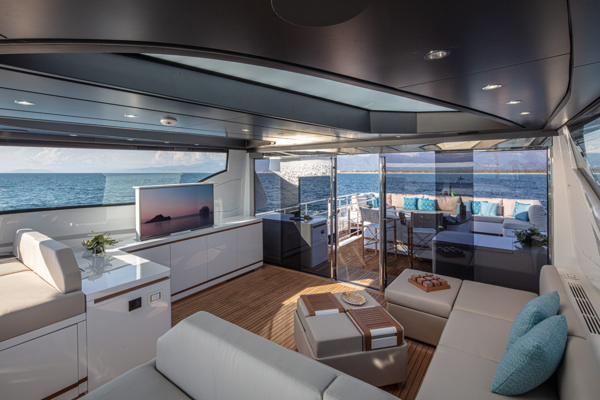Salone elegante Mangusta Yachts con vista mare.