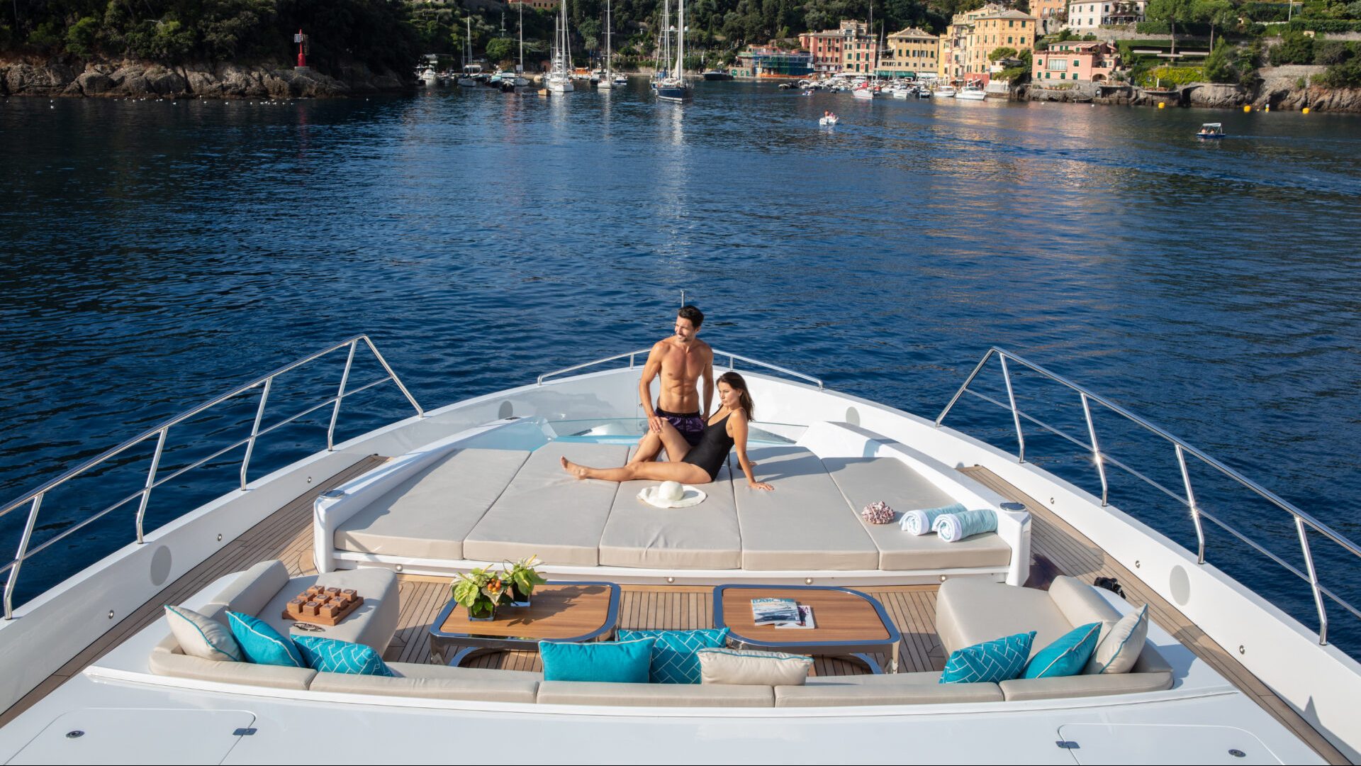 Soggiorno lussuoso sul ponte di Mangusta Yachts.