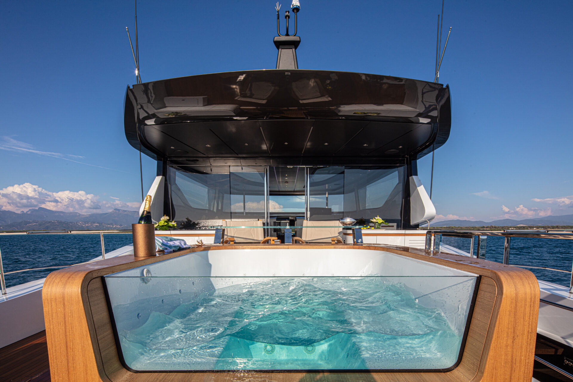 Jacuzzi sul ponte posteriore dello yacht Mangusta