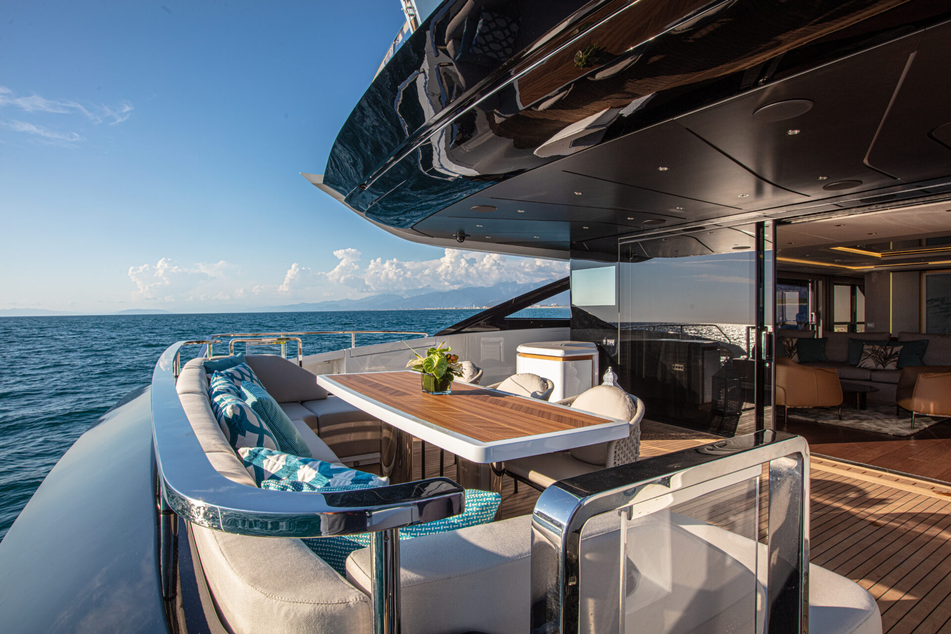 Terrazza di lusso sul mare di uno yacht Mangusta.