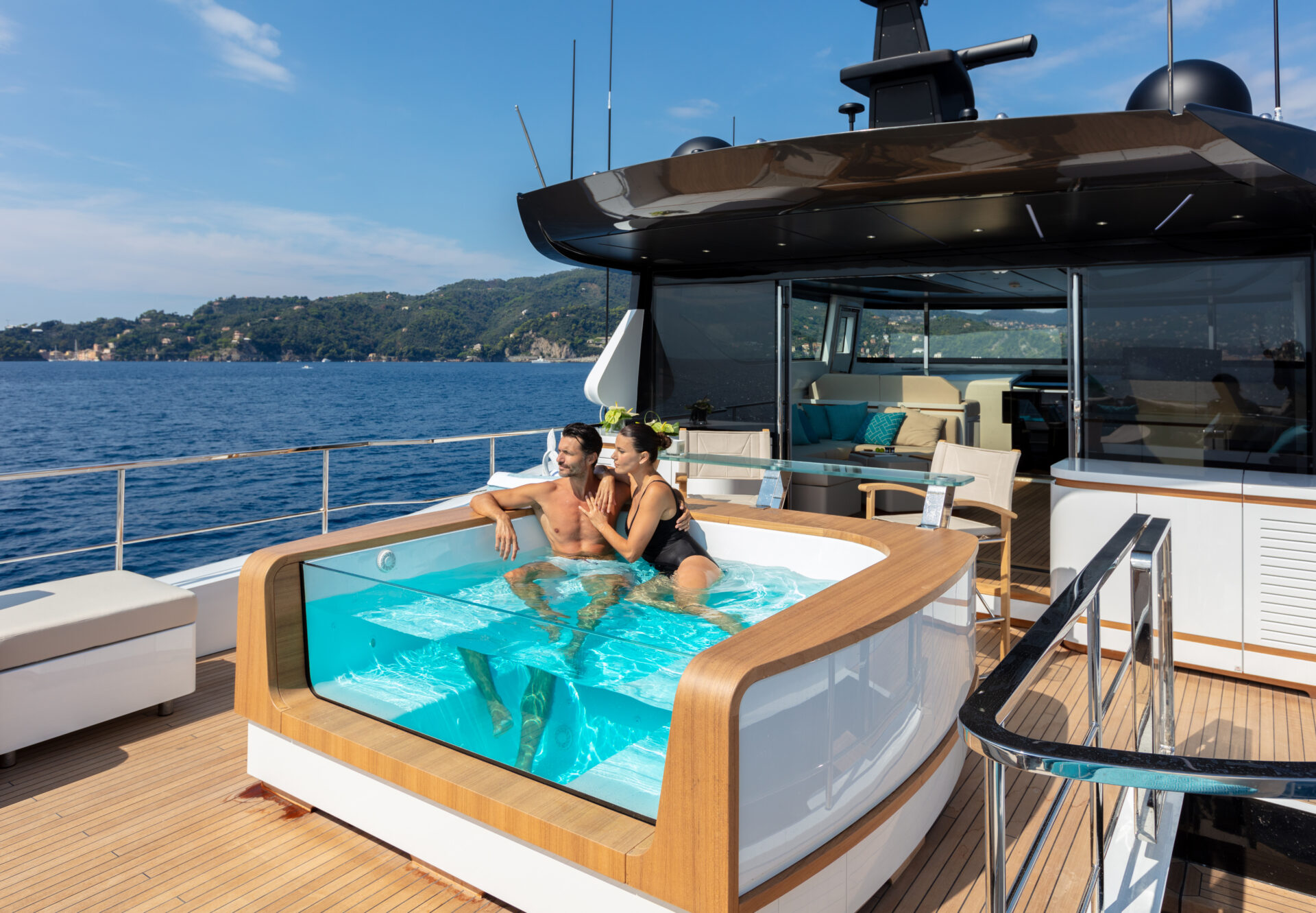Coppia in jacuzzi su yacht di lusso Mangusta.
