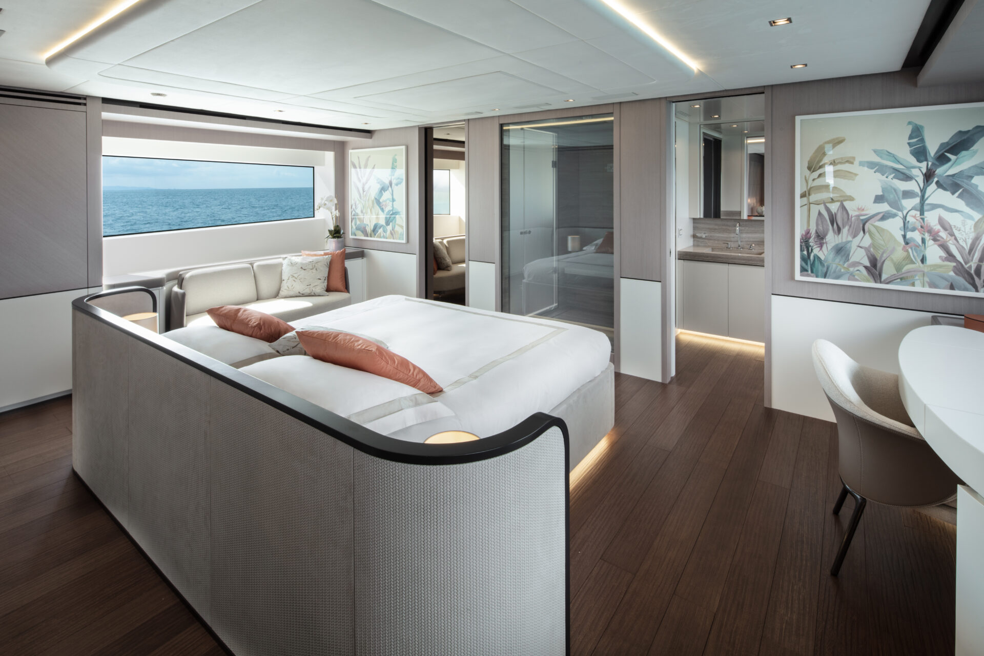 Cabina yacht Mangusta con letto matrimoniale e vista mare.