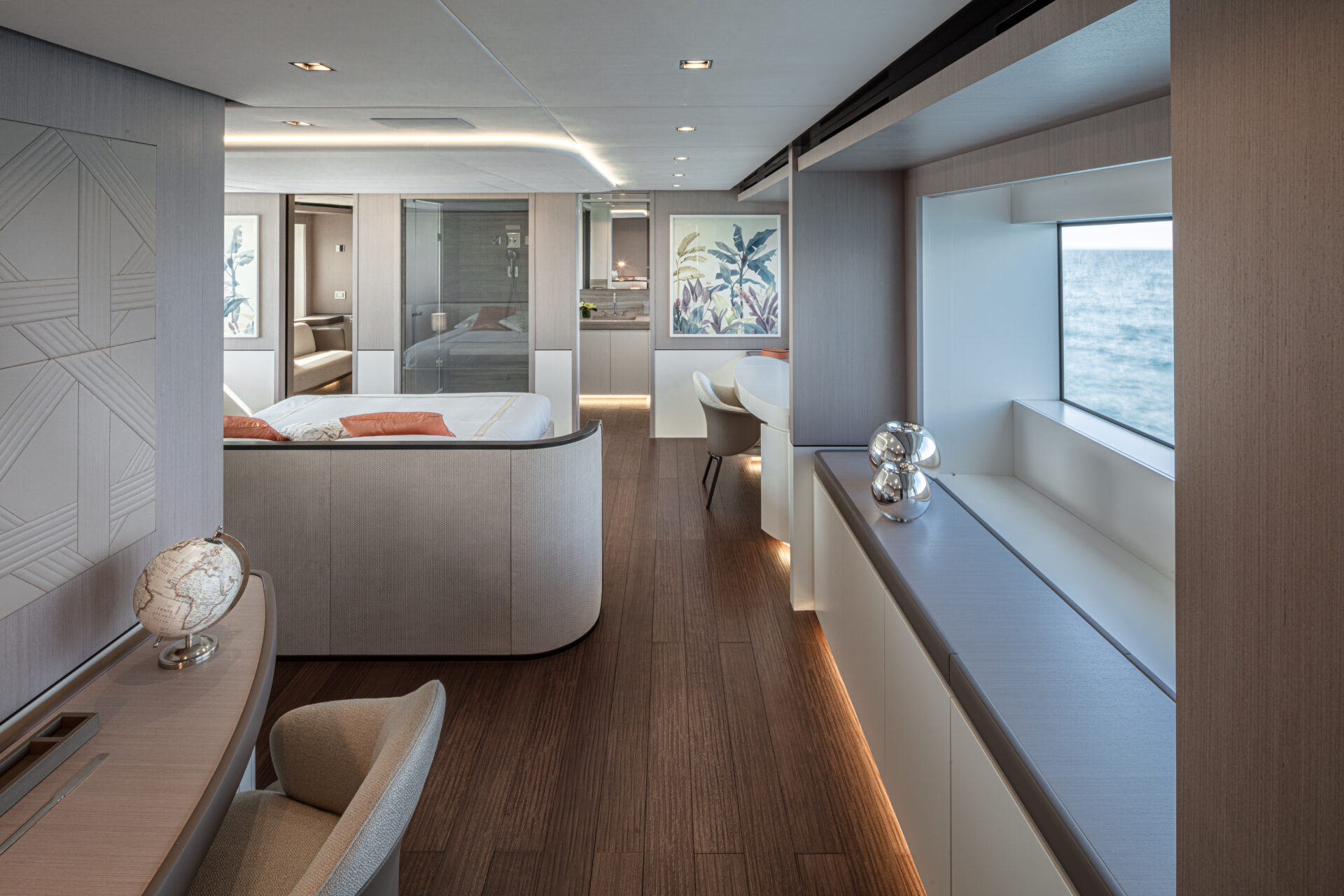 Interni eleganti del salone Mangusta Yachts.