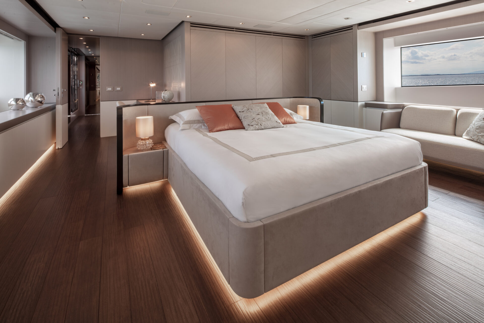 Camera lussuosa su Mangusta Yachts con letto matrimoniale.