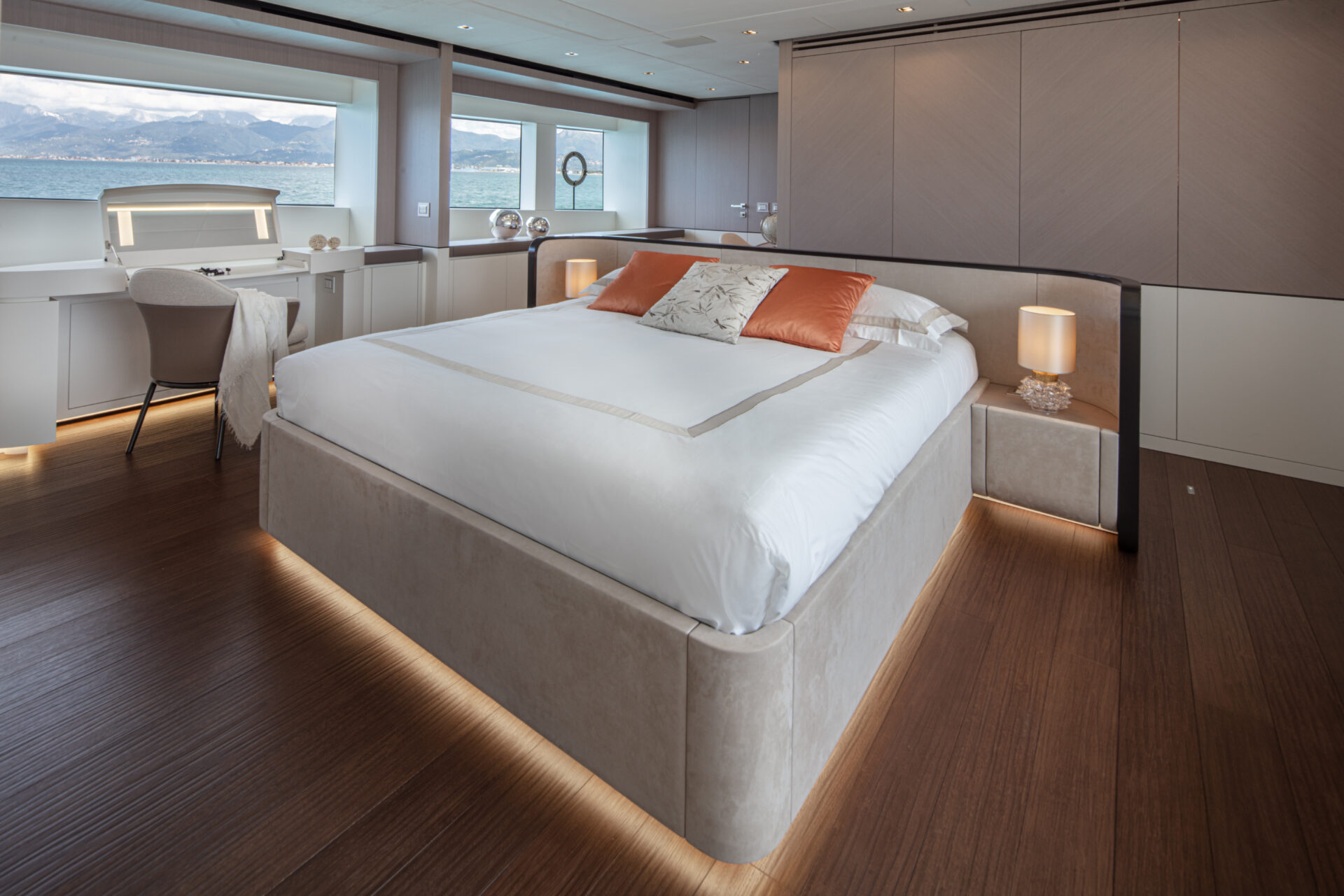 Cabina lussuosa Mangusta Yachts, letto matrimoniale.