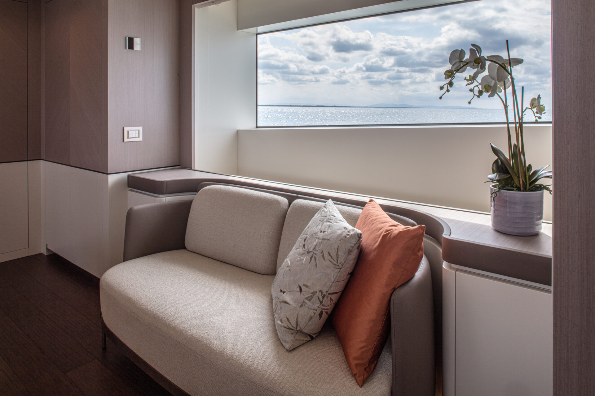 Interni di lusso Mangusta Yachts con vista mare