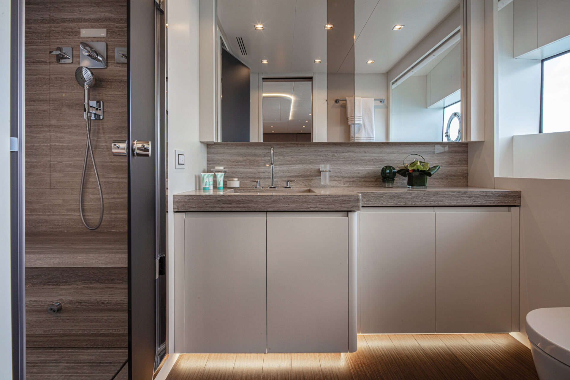 Bagno di lusso Yachts Mangusta con doccia moderna.
