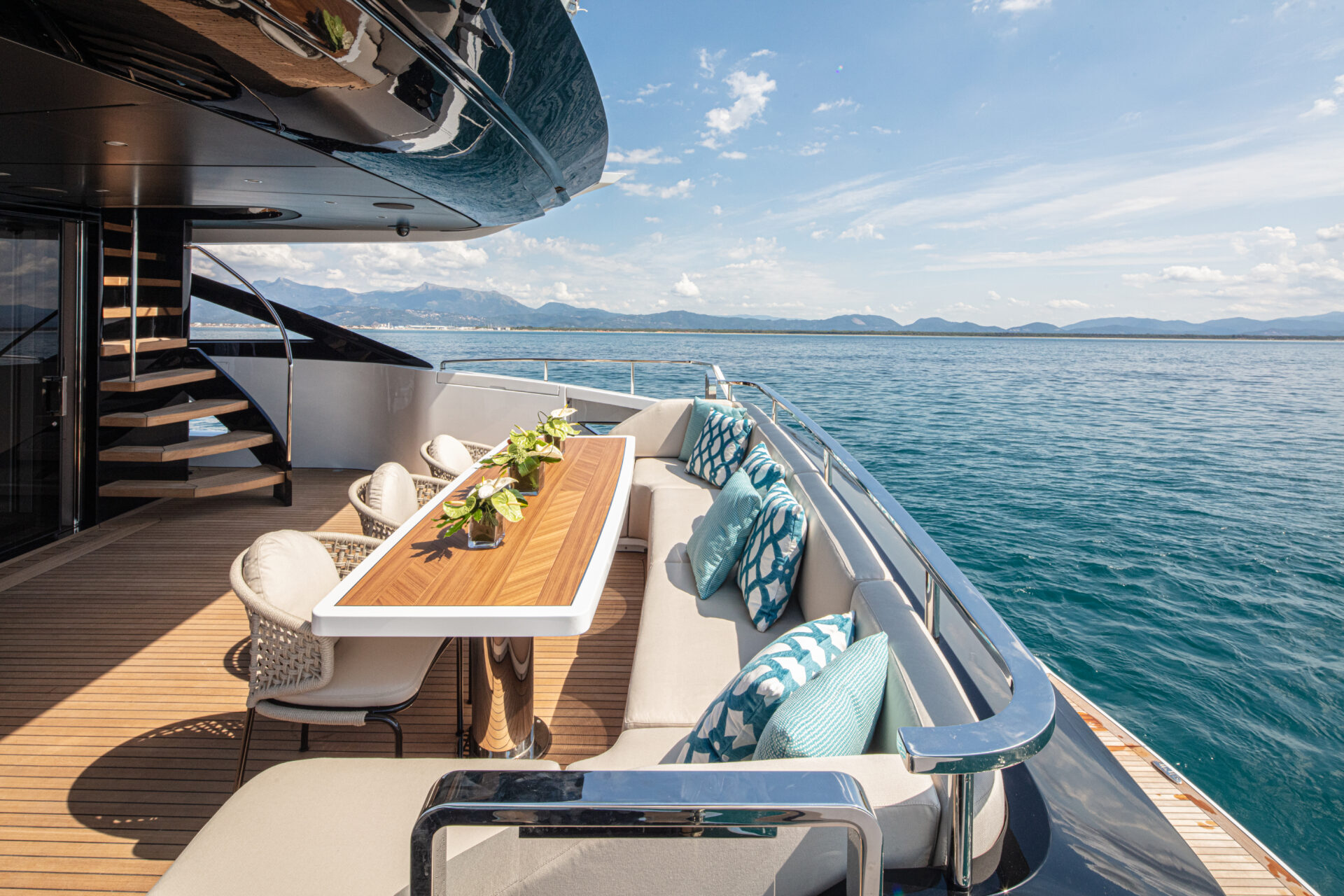 Terrazza lussuosa su yacht Mangusta Yachts in mare