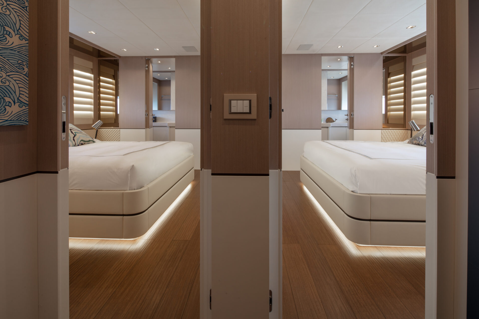Cabina interna elegante di uno yacht Mangusta.
