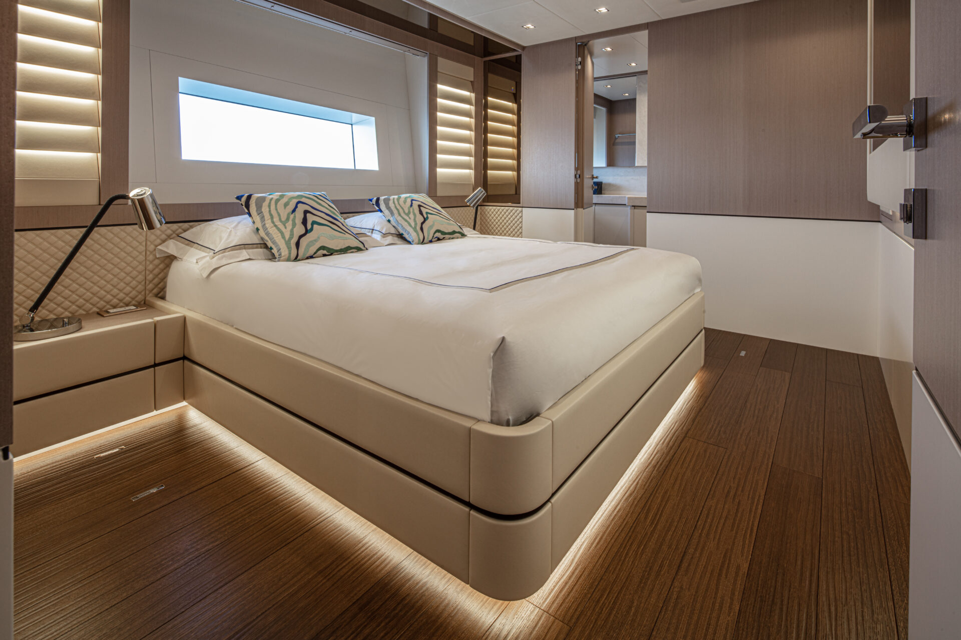 Cabina lussuosa Mangusta Yachts, interni moderni.