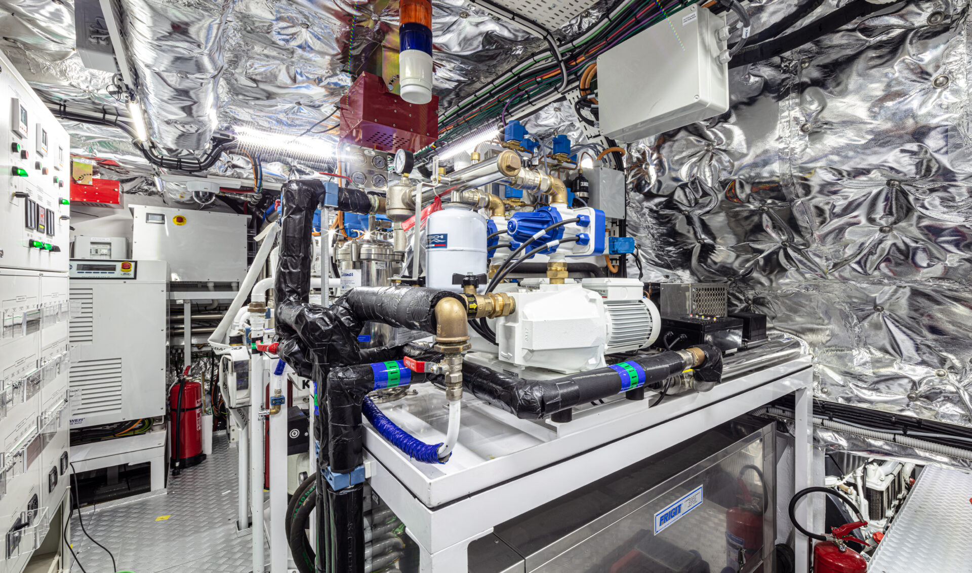 Macchinari interni di un Mangusta Yacht avanzato.