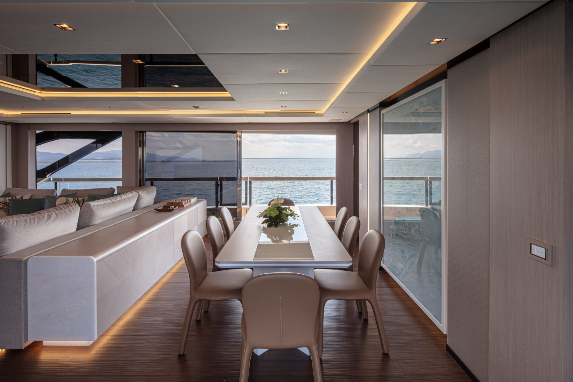 Sala da pranzo di lusso su yacht Mangusta con vista mare.